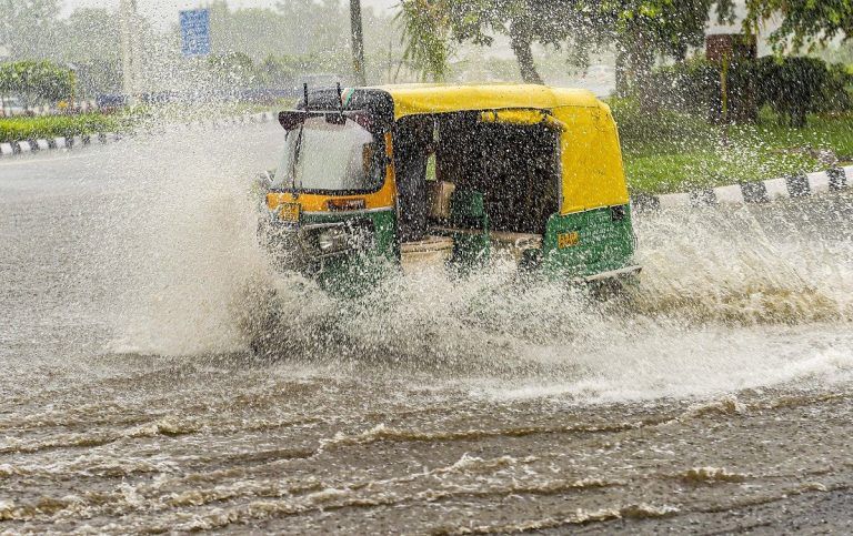 Delhi Rains: Waterlogging Leads to Traffic Snarls in Vikas Marg, Dhaula Kuan; Mercury 6 Notches Below Normal
